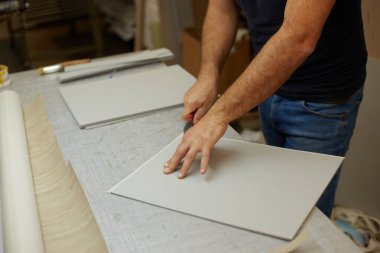 Bir atölyede çalışan kitap klasörü