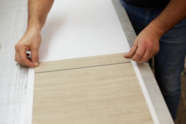 Bir atölyede çalışan kitap klasörü