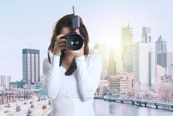 Young Attractive Female Photographer Urban Background — Stock Photo, Image