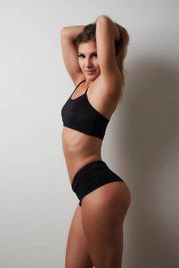 Stüdyoda poz veren kadın model.