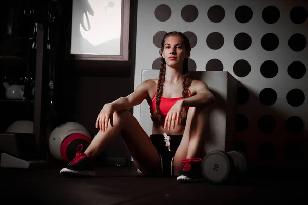 Giovane Donna Seduta Sul Pavimento Dopo Allenamento Guardando Giù Atleta — Foto Stock