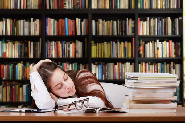 Mladý Student Spí Stole Knihovně Škole — Stock fotografie