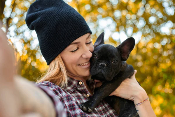 Close Feliz Jovem Mulher Com Bulldog Francês Livre Outono — Fotografia de Stock