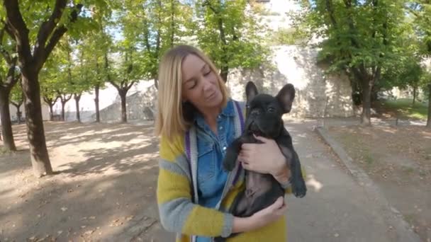 Glückliche Junge Frau Mit Französischer Bulldogge Herbst Draußen — Stockvideo