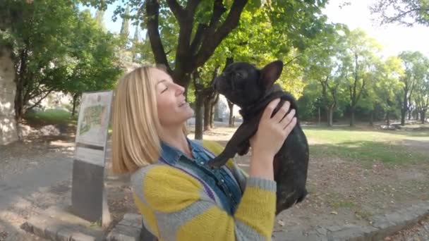 Wanita Muda Bahagia Dengan Bulldog Perancis Luar Ruangan Musim Gugur — Stok Video