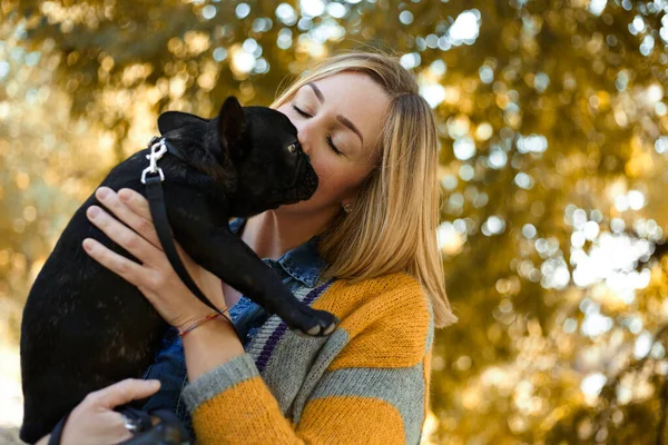 Closeup Happy Young Woman French Bulldog Outdoors Autumn — Stock Photo, Image