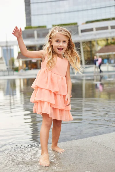 Boldog Kislány Játszani Vízzel Egy Szökőkút Téren — Stock Fotó