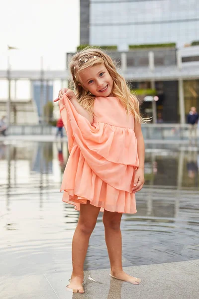 Boldog Kislány Játszani Vízzel Egy Szökőkút Téren — Stock Fotó