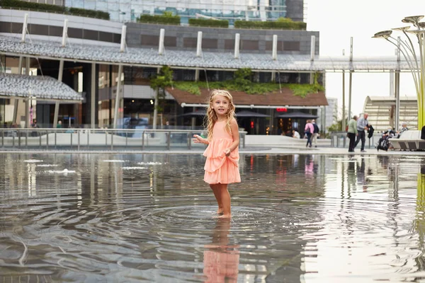 Menina Feliz Brincar Com Água Uma Fonte Praça — Fotografia de Stock