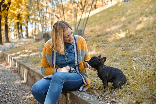 Close Feliz Jovem Mulher Com Cão Livre Outono — Fotografia de Stock