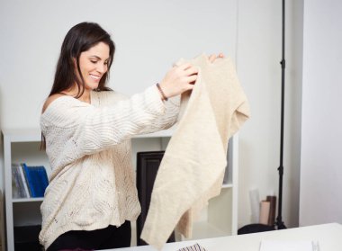 Stüdyoda çalışan güzel bir stilist.