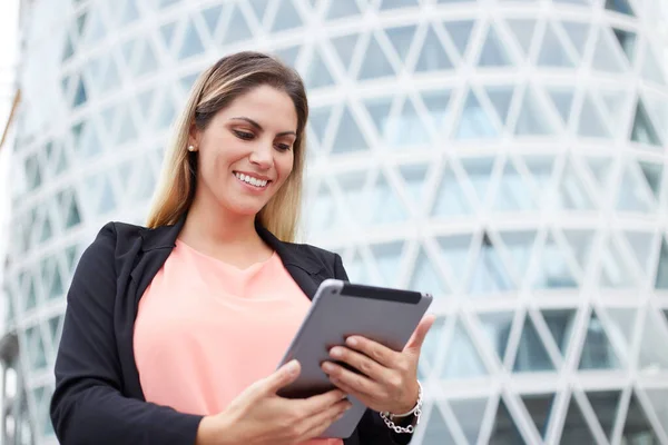 Smiling Businesswoman Holding Digital Tablet Urban Environment — Stock Photo, Image