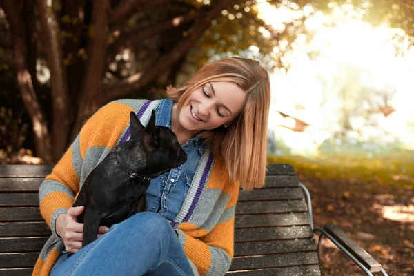 Close Feliz Jovem Mulher Com Cão Livre Outono Sentado Banco — Fotografia de Stock
