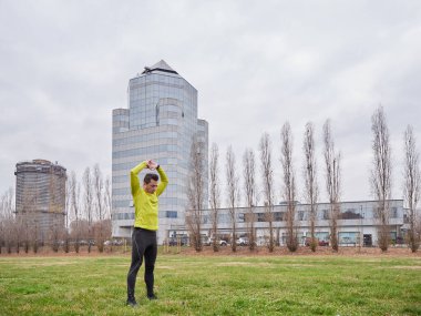 Kış mevsiminde şehir arkaplanıyla birlikte parkta geriliyor.