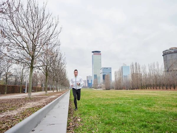 Volwassen Man Loopt Het Park Winter Met Stadsachtergrond — Stockfoto