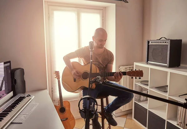 Guitarspiller Optagelse Hjemmestudie - Stock-foto