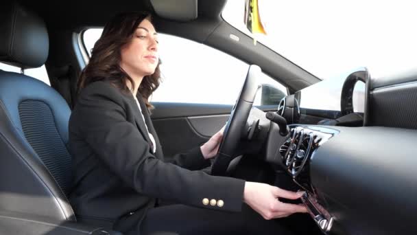 Hermosa Mujer Ajustar Aire Acondicionado Del Coche — Vídeo de stock