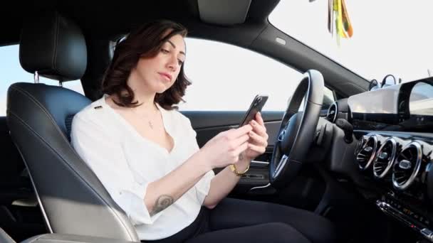Gyönyörű Beszél Mobil Egy Autó Belsejében — Stock videók