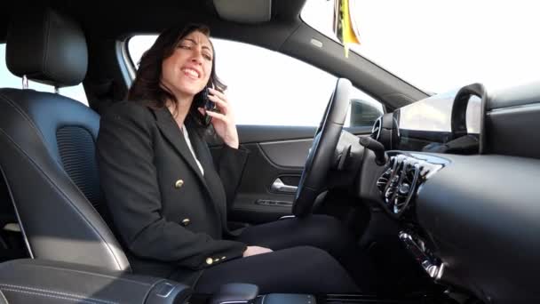 Mulher Bonita Conversando Com Celular Dentro Carro — Vídeo de Stock