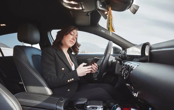 Gyönyörű Üzletasszony Beszél Mobil Egy Autó Belsejében — Stock Fotó