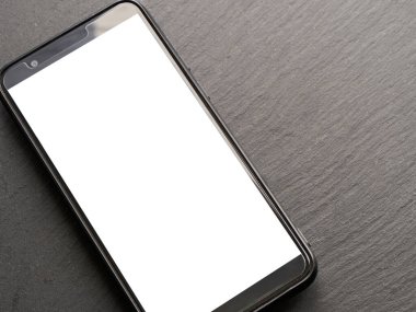 Siyah arkaplana karşı kopyalama alanı olan bir akıllı telefonun boş ekranı