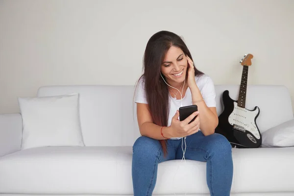 Chica Alegre Auriculares Viendo Tutorial Guitarra Eléctrica Teléfono Móvil —  Fotos de Stock