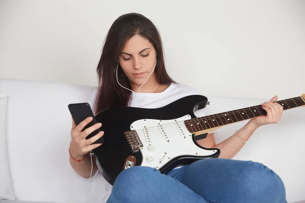 Vidám Lány Fülhallgató Néz Elektromos Gitár Bemutató Mobiltelefon — Stock Fotó