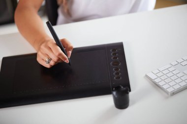 Masaüstünde grafik tahtası olan güzel beyaz grafik tasarımcı kadının portresi. İş adamları serbest çalışan çevrimiçi pazarlama.