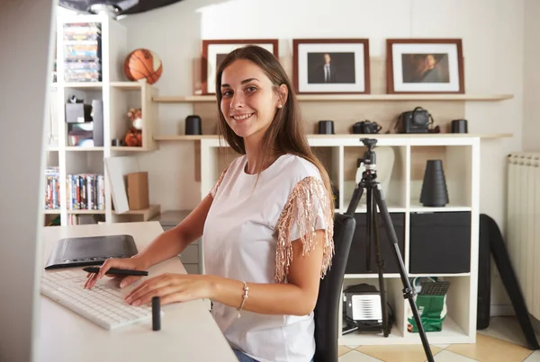 Retrato Hermosa Mujer Diseño Gráfico Caucásico Que Trabaja Casa Oficina — Foto de Stock