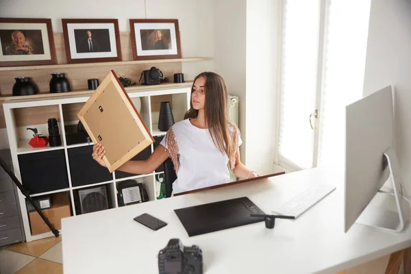 Retrato Bela Mulher Fotógrafa Caucasiana Assistindo Impressões Quadros Profissionais Negócios — Fotografia de Stock