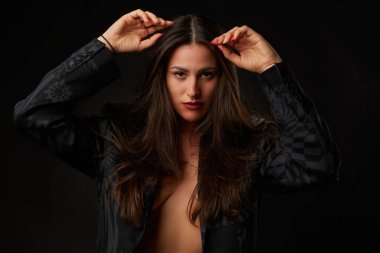 Moda modelinin portresi - stüdyo arka planı