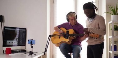 Kişisel bir Afroamerikalı öğretmen Asyalı öğrencisine akoru doğru bir şekilde nasıl çalacağını anlatıyor. Evde müzik eğitimi