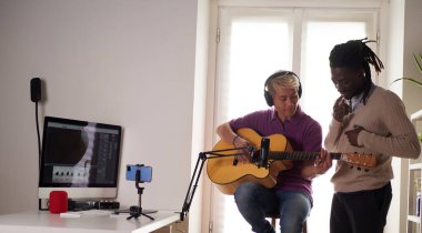 Kişisel bir Afroamerikalı öğretmen Asyalı öğrencisine akoru doğru bir şekilde nasıl çalacağını anlatıyor. Evde müzik eğitimi