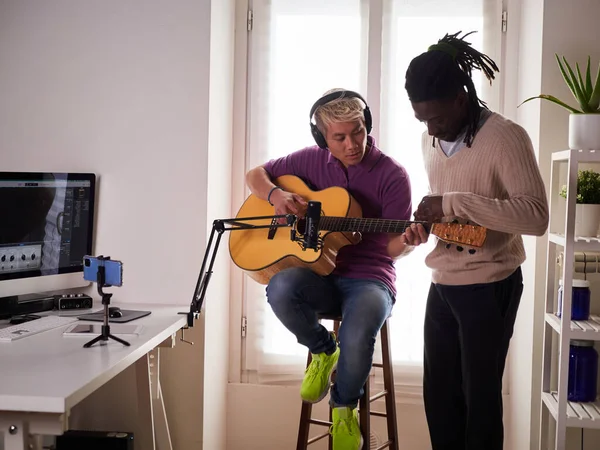 Ein Persönlicher Afroamerikanischer Tutor Erklärt Seinem Asiatischen Studenten Wie Man — Stockfoto