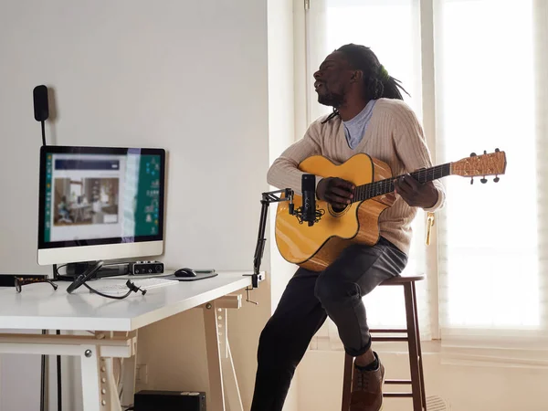 Young Man Singing Playing Guitar While Making Audio Recording Home — ストック写真