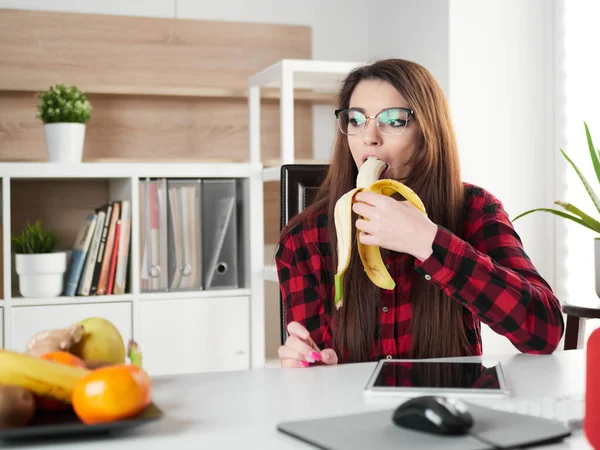 Jovem Fazer Uma Pausa Comer Uma Banana Fruta — Fotografia de Stock