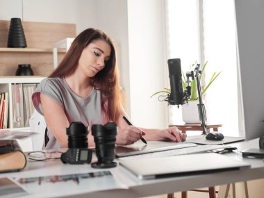 İç ofiste çalışan grafik tasarımcı fotoğrafçı.