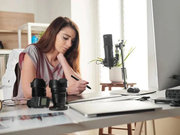 Diseñador Gráfico Fotógrafo Trabajando Oficina Casa —  Fotos de Stock