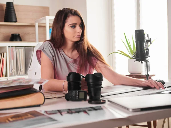 Diseñador Gráfico Fotógrafo Trabajando Oficina Casa — Foto de Stock