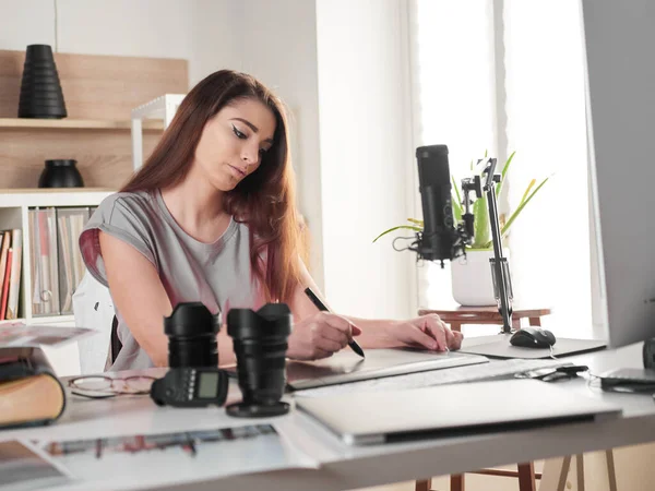 İç ofiste çalışan grafik tasarımcı fotoğrafçı.