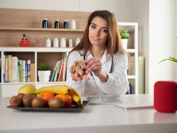 Young Female Nutritionist Office — Stock Photo, Image