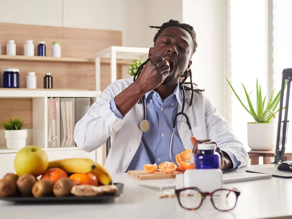 Genç diyetisyen ofise gidip mandalina yesene.