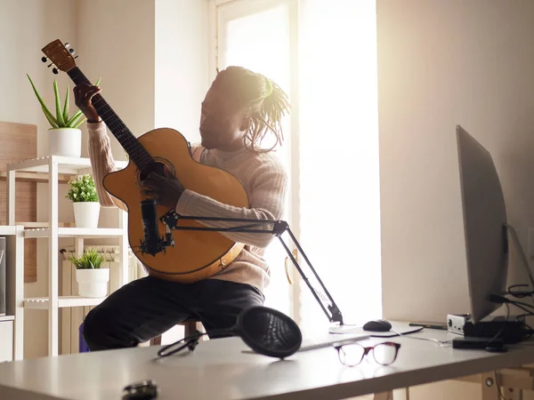 Fiatalember Énekel Gitározik Miközben Otthon Hangfelvételt Készít — Stock Fotó