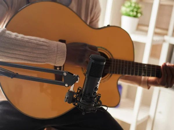 Junger Mann Singt Und Spielt Gitarre Während Hause Eine Audio — Stockfoto
