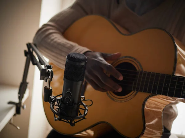 Joven Está Cantando Tocando Guitarra Mientras Hace Una Grabación Audio —  Fotos de Stock