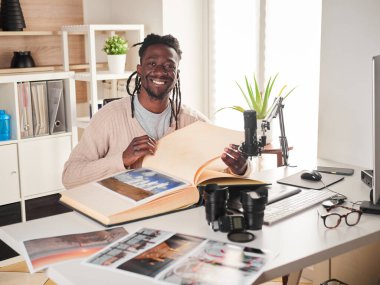 Grafik tasarımcısı / fotoğrafçısı merkez ofiste çalışıyor.