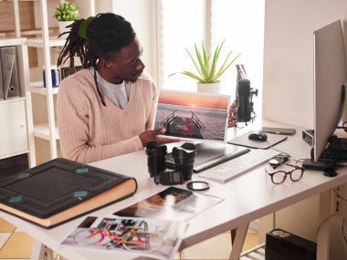 Grafik tasarımcısı / fotoğrafçısı merkez ofiste çalışıyor.