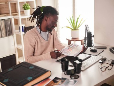 Grafik tasarımcısı / fotoğrafçısı merkez ofiste çalışıyor.