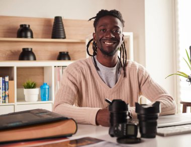 Grafik tasarımcısı / fotoğrafçısı merkez ofiste çalışıyor.