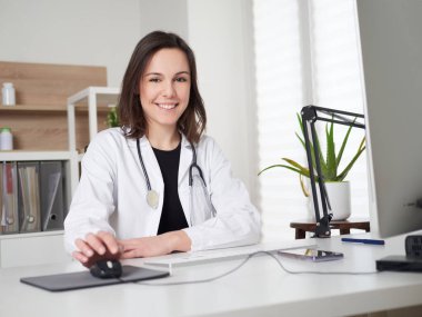 Ofis masasında çalışan kadın doktor.